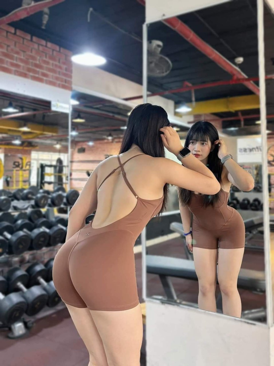 gái xinh mông to